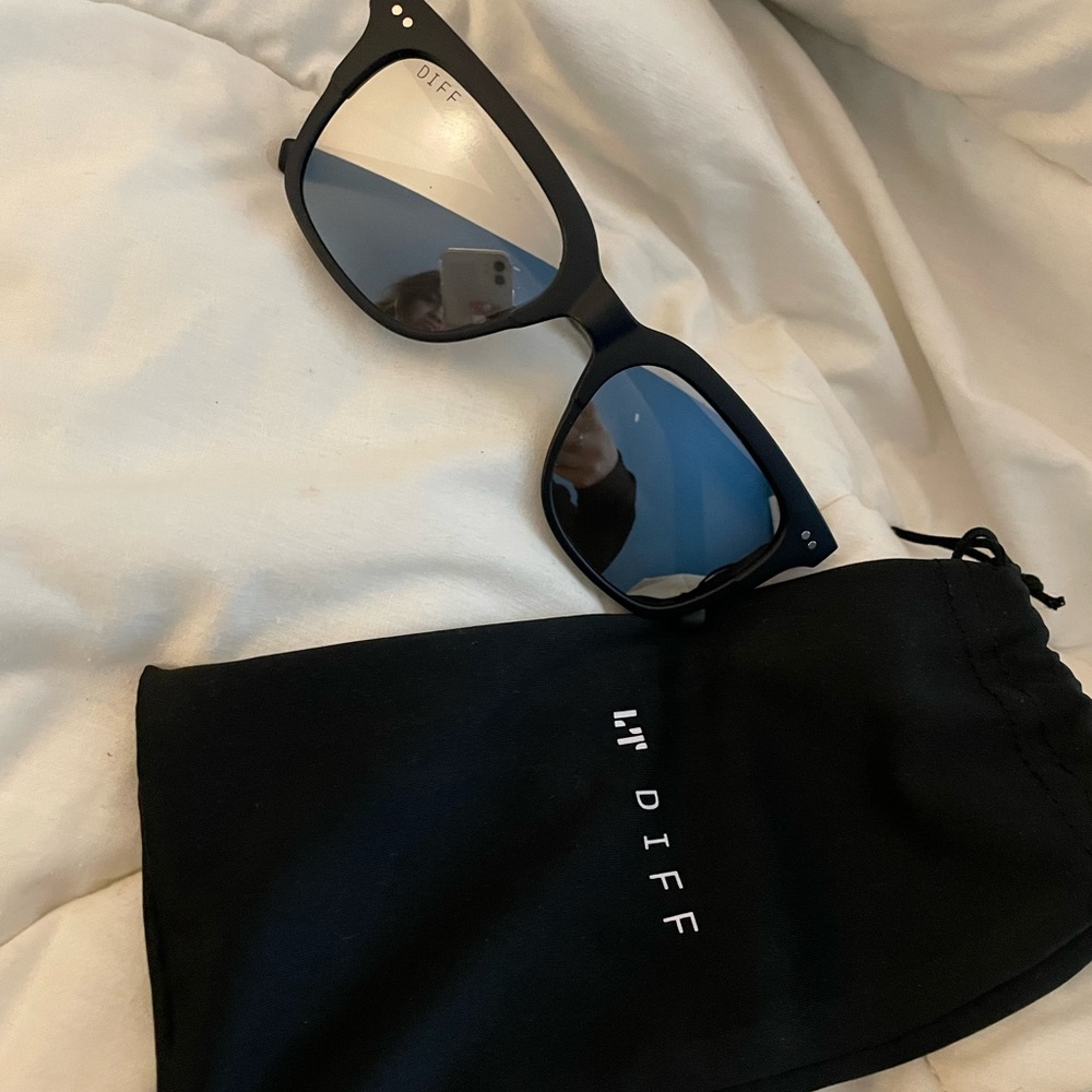 DIFF Black Sunglasses with Case